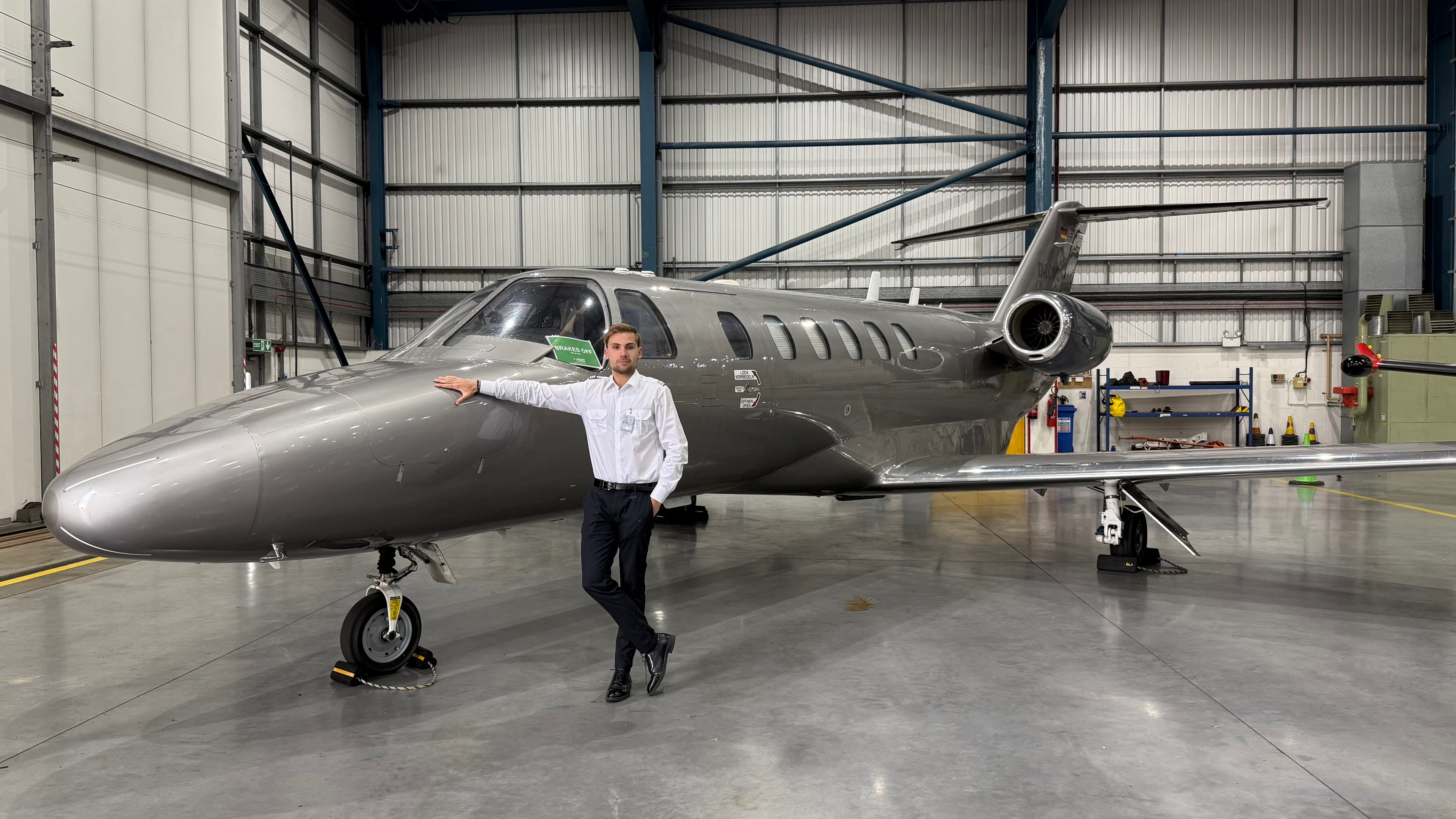 Igor Powierża przy odrzutowcu Cessna Citation w hangarze