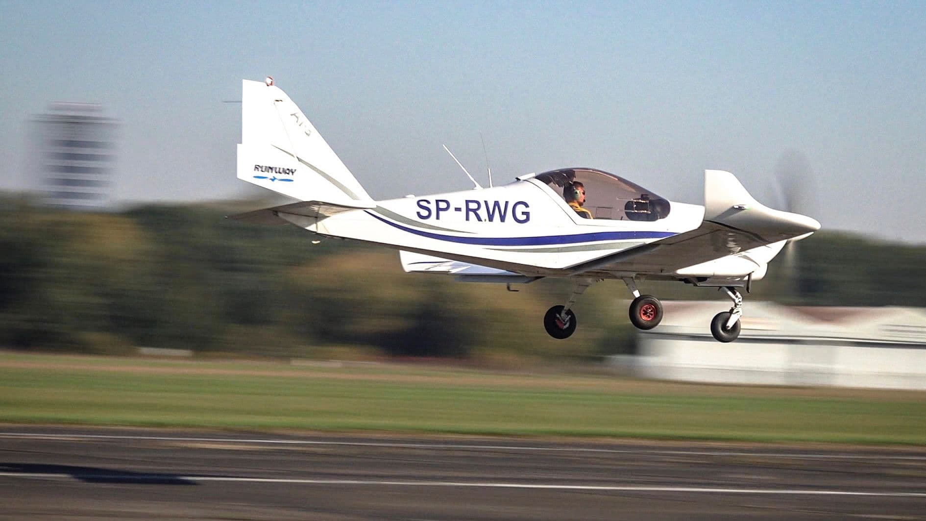 Samolot Aero AT-3 SP-RWF startujący z lotniska Warszawa-Babice